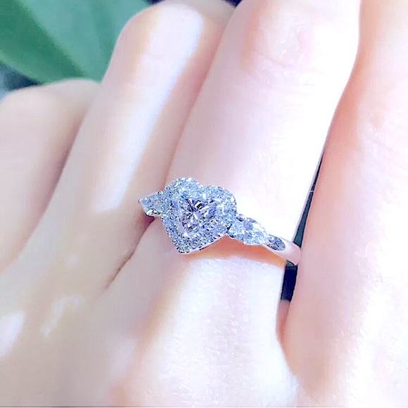 💍🎉 HOST PICK 🎉New Simulated 💎Sterling Silver White Sapphire💍 - Picture 2 of 4